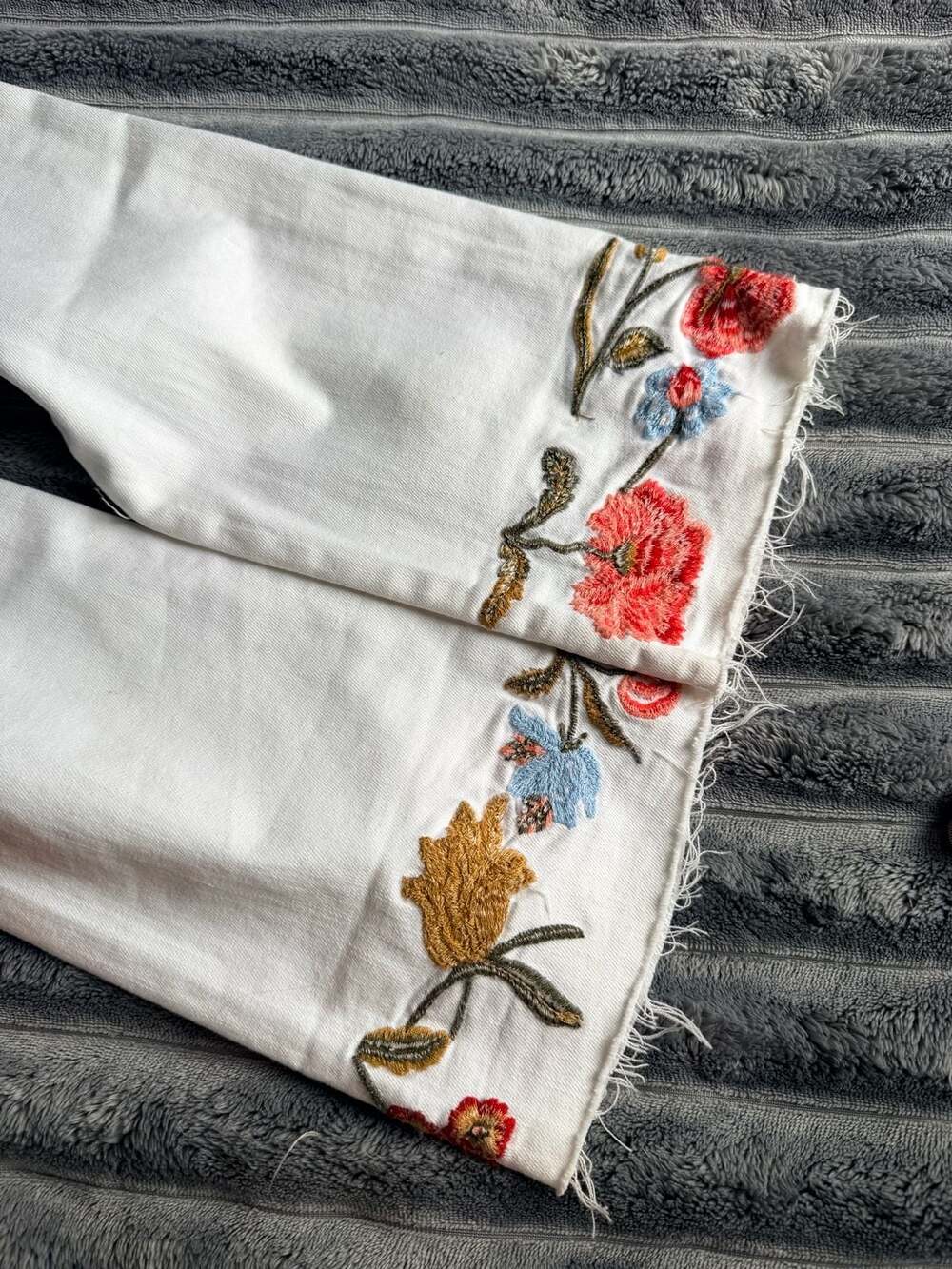 Driftwood Colette White Floral Embroidered Cuff Raw Hem Jeans Size 26 Western - Picture 9 of 9